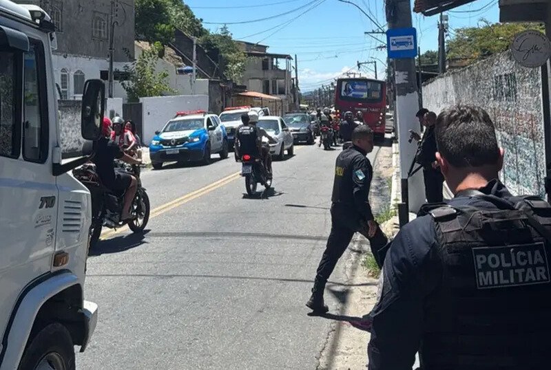 Ônibus é sequestrado por criminosos e fecha acesso entre Niterói e São Gonçalo