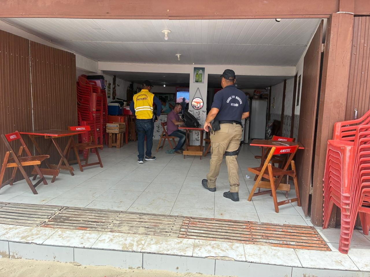 Quiosque em Itaipu é multado por cobrar R$ 120 de consumação mínima; valor legal é de R$ 22,85