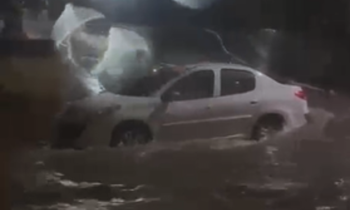 Canal da Alameda transborda em Niterói e temporal deixa ruas submersas em São Gonçalo